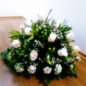 Ovalado de rosas y flores blancas