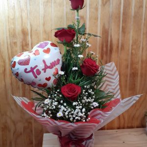 Arreglo Frontal con 4 rosas Rojas y globo