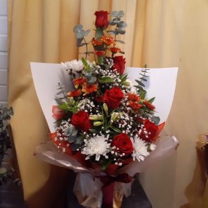 arreglo floral en combinación de flores rojas