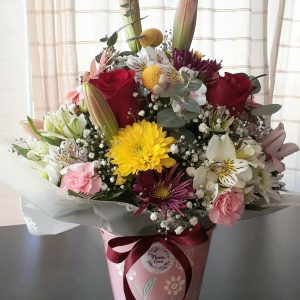 balde metálico de flores variadas