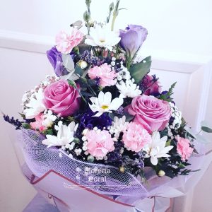 balde metálico de flores variadas
