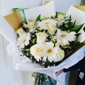 balde metálico de flores variadas