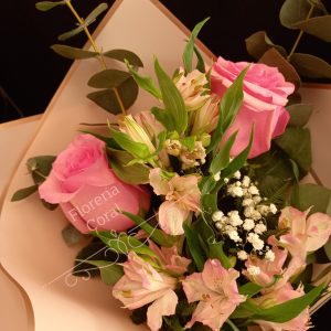 Duo de rosas y astromelias