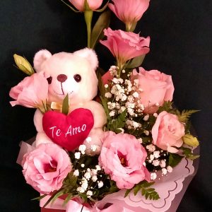 composición en tonos rosado con peluche