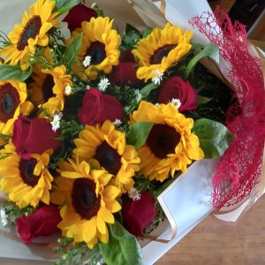 ramo grande de rosas y girasoles