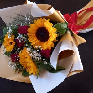 tres rosas y girasoles