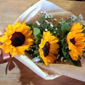 tres girasoles en ramo