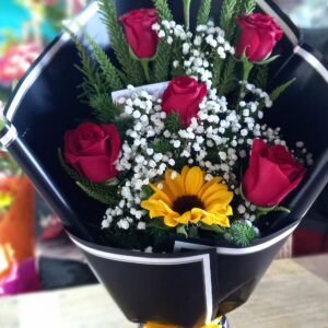 frontal de rosas rojas y girasol